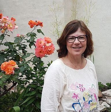 Martina Krebs, verkauft Handgemachtes im Goldenen Hirsch Lübeck mit Leidenschaft und guter Laune