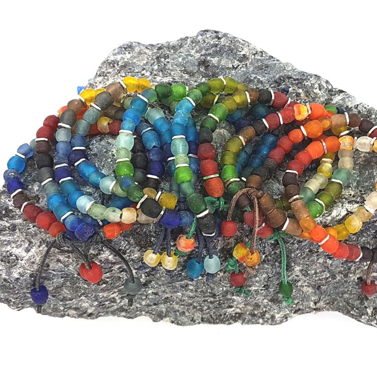 steinfarben: nachhaltiger Hals-, Ohr- & Armschmuck aus Upcycling-Glasperlen und Meerglas; einzigartige Geschenke und jedes Stück ein Unikat