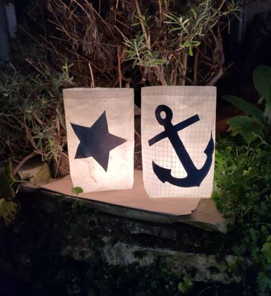 Windlichter bei Nacht