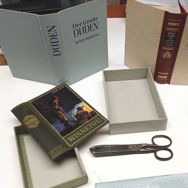 Fertigung von Buchattrappen