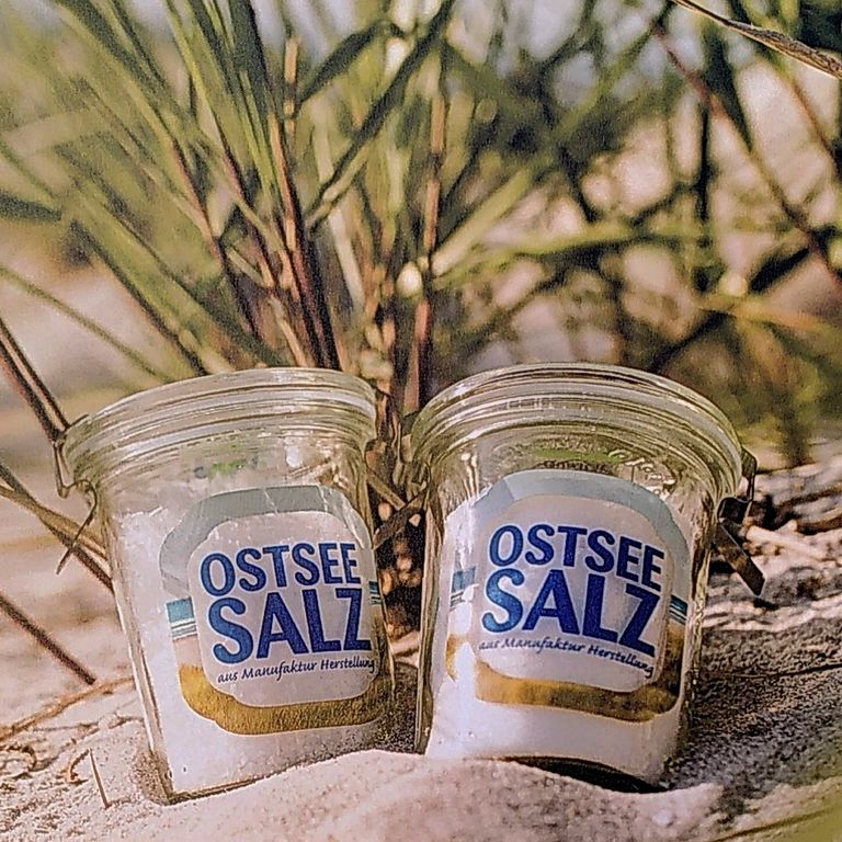 OSTSEESALZ stammt aus der Kieler Förde; es ist Salz aus gefiltertem Ostsee-Wasser mit Gewürzen und Kräutern, frei v. jeglichen Zusatzstoffen