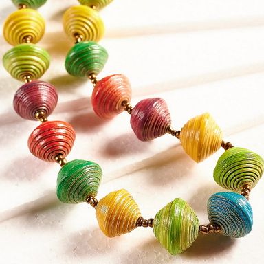 Halskette aus Papierperlen