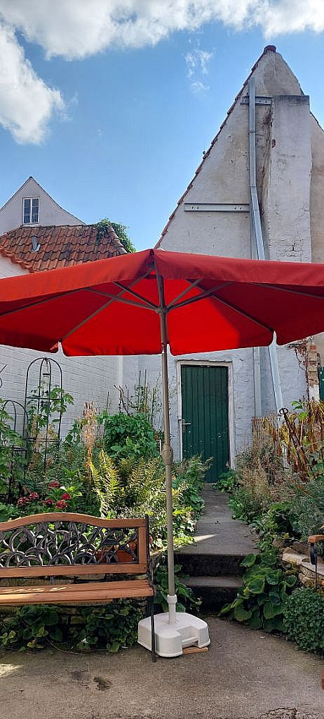 Sommer im Naturgarten vom Goldenen Hirsch, Manufakturenladen im Herzen Lübecks