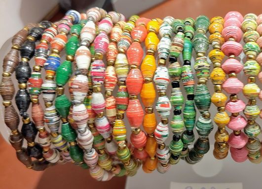 Armbänder aus Papierperlen